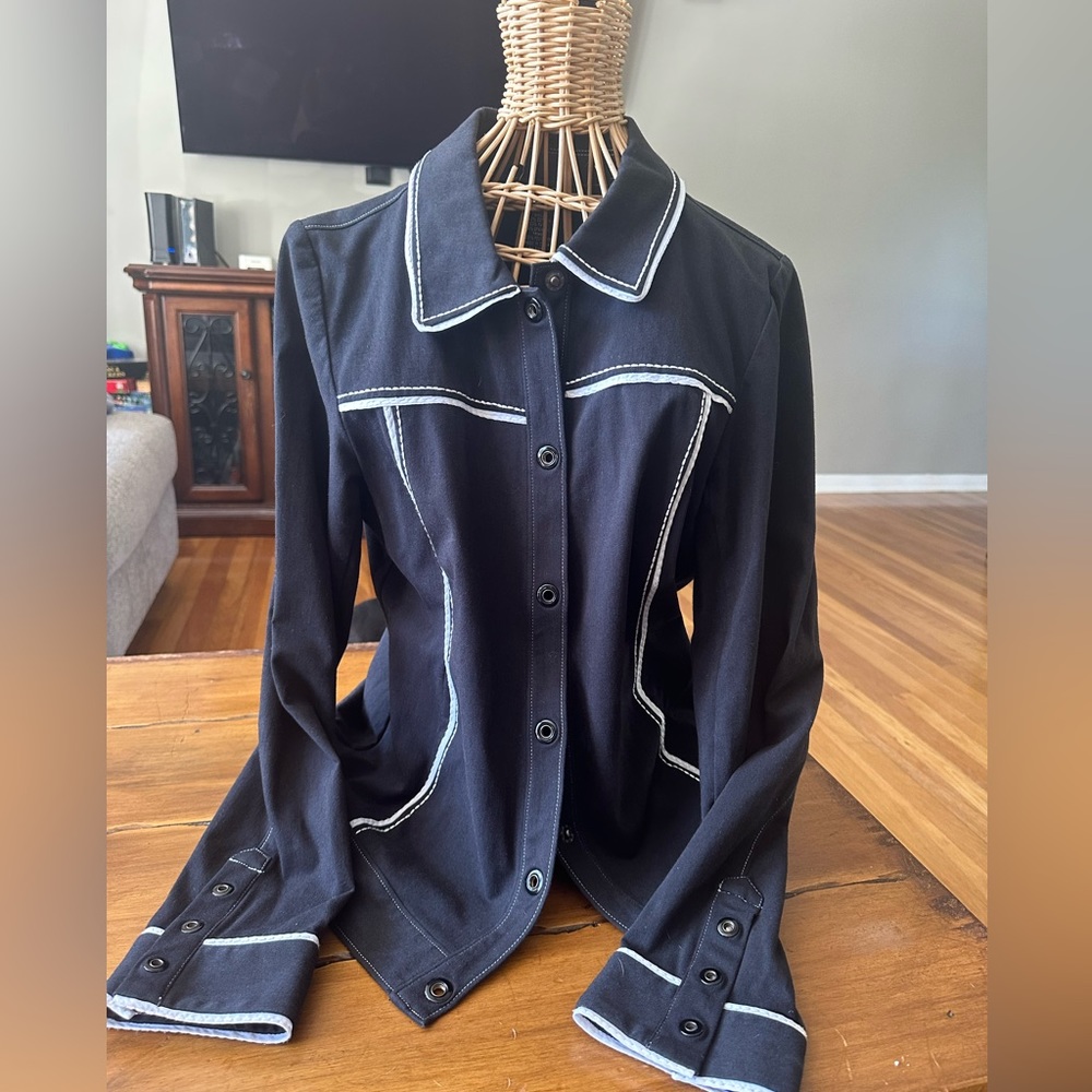 Stylish black jacket with white accents & snap closure